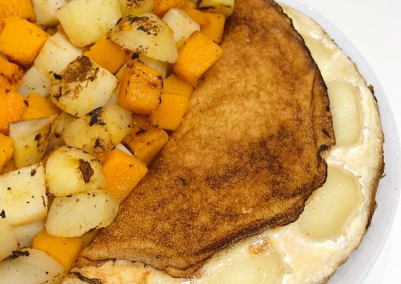 Tortilla francesa con rulo de cabra, patatas y calabaza