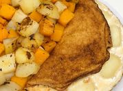 Una foto de omelette de queso y vegetales