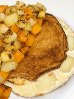 Una foto de Tortilla francesa con rulo de cabra, patatas y calabaza