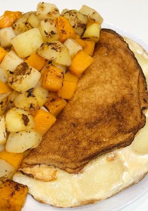 Una foto de Tortilla francesa con rulo de cabra, patatas y calabaza