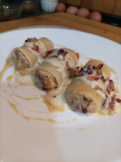 Una foto de Paccheri rellenos de berenjena, nueces con vinagreta de requesón