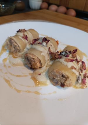 Una foto de Paccheri rellenos de berenjena, nueces con vinagreta de requesón