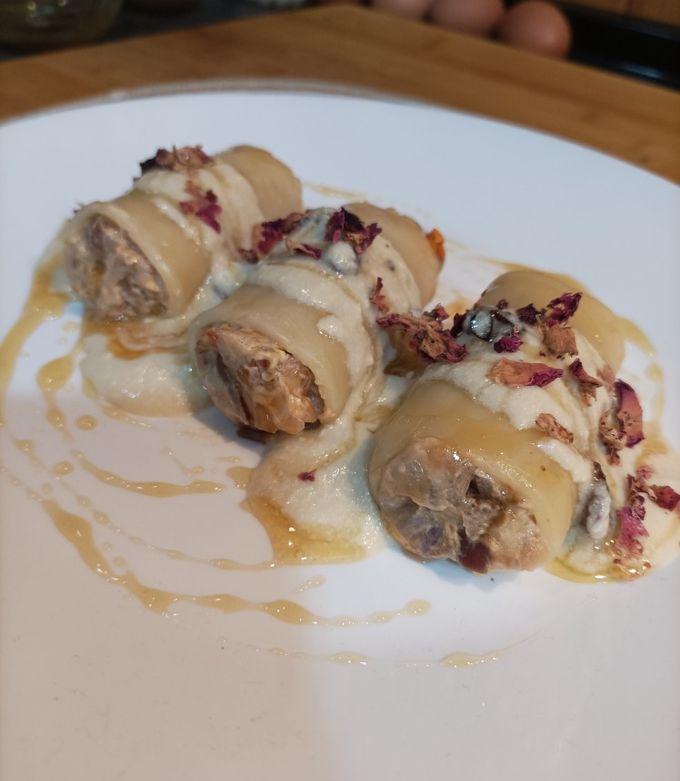 Foto principal de Paccheri rellenos de berenjena, nueces con vinagreta de requesón