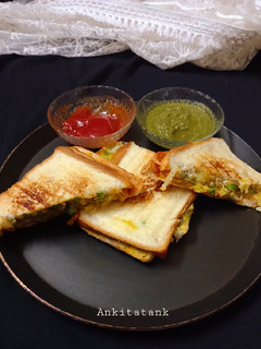 ગ્રીલ્ડ ચીઝી આલુ મટર સેન્ડવીચ (Grilled Cheesy Aloo Matar Sandwich Recipe In Gujarati) રેસીપી મુખ્ય ફોટો