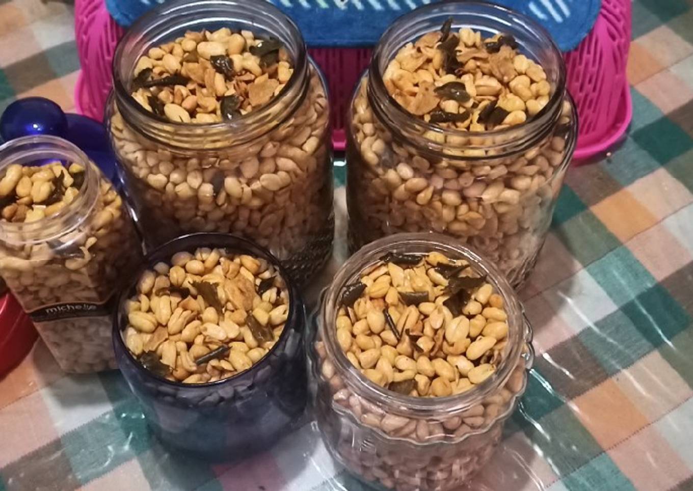 Kacang goreng bawang putih daun jeruk renyah