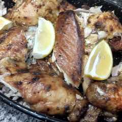 A picture of Pollo horneado súper sabroso con ensaladas.
