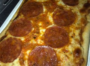 Una foto de Pizza de Pepperoni SIN Levadura Natural 🤩🍕(Desde cero)