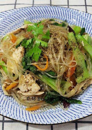 Hình của món Miến trộn ức gà cải thìa.