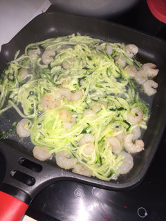 Una foto de Tallarines de calabacín con gambas 🦐