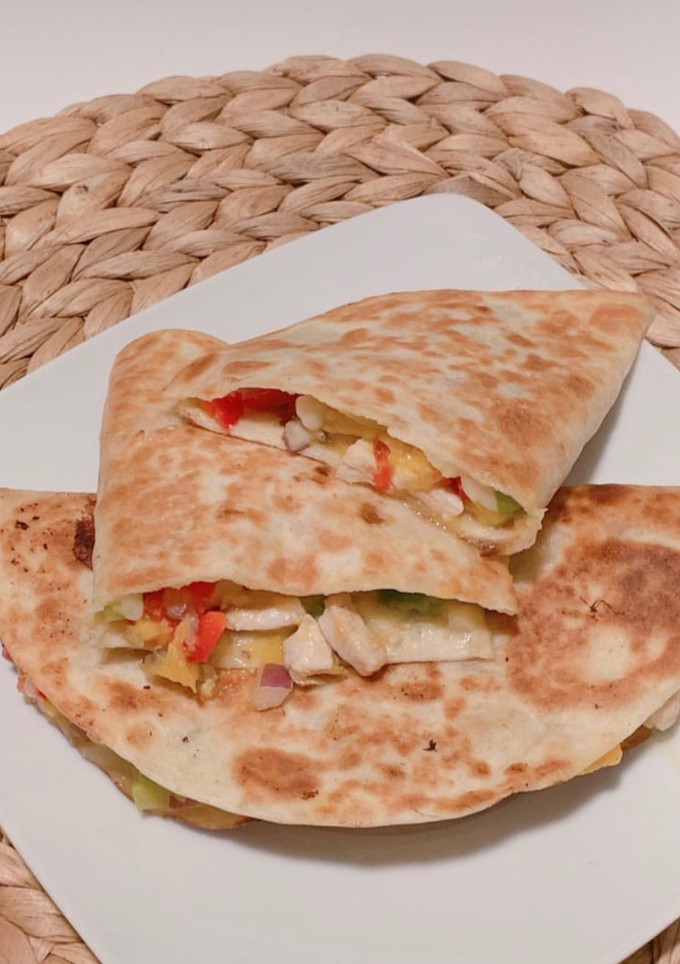 Una foto de Quesadilla tropical