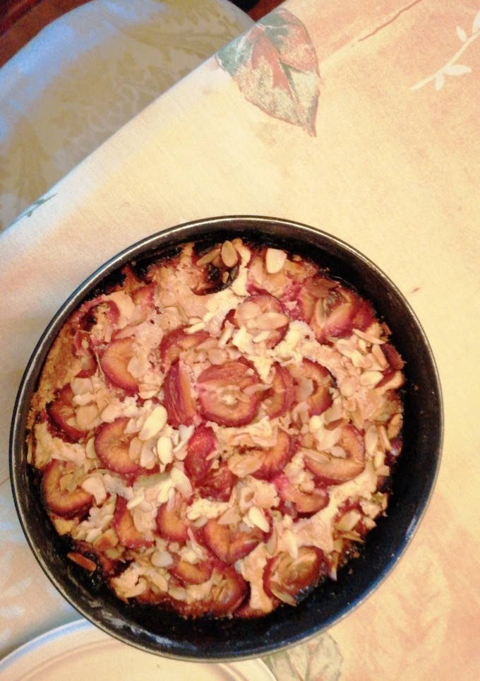 Una foto de Torta con ciruelas