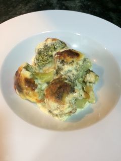 Una foto de Brócoli con salsa de queso
