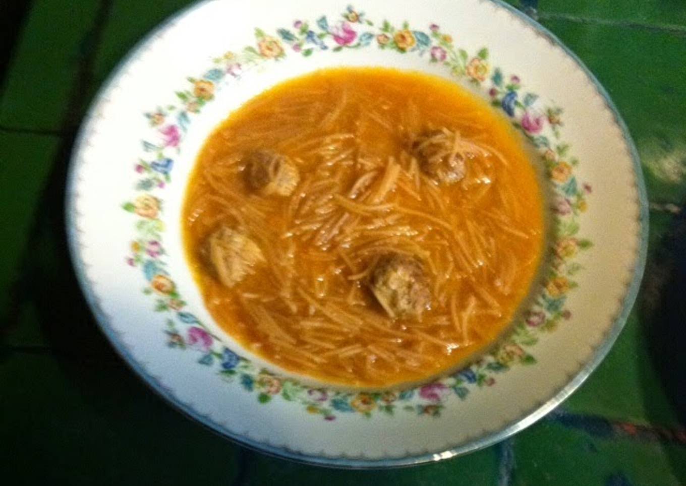 Sopa de fideos con albóndigas
