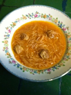 Una foto de Sopa de fideos con albóndigas