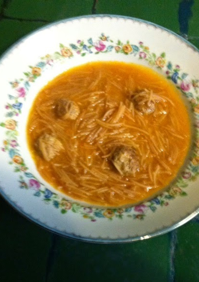 Una foto de Sopa de fideos con albóndigas