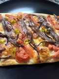 Coca de Tomate, Mozzarella y Anchoas con Guindilla y Cebolla Morada