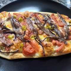 Una foto de Coca de Tomate, Mozzarella y Anchoas con Guindilla y Cebolla Morada