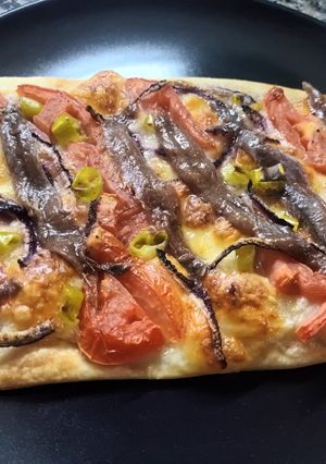 Una foto de Coca de Tomate, Mozzarella y Anchoas con Guindilla y Cebolla Morada