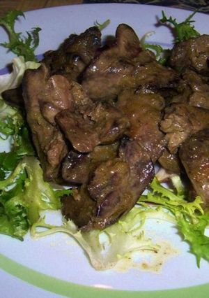 Foto di Fegato di Maiale su Letto di Insalata