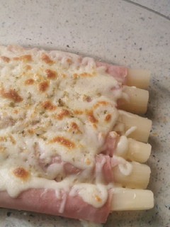 Una foto de Espárragos con jamón cocido y queso