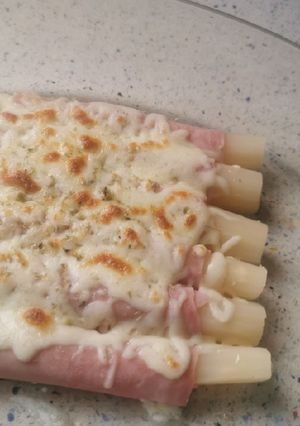Una foto de Espárragos con jamón cocido y queso