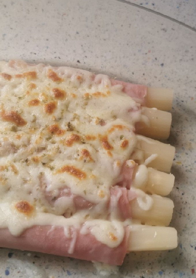 Una foto de Espárragos con jamón cocido y queso