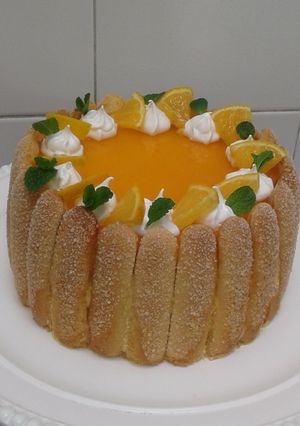 Una foto de Charlotte de naranja