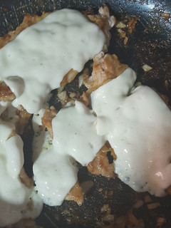 Una foto de Carne de cerdo a la miel-mostaza con queso