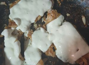 Una foto de Carne de cerdo a la miel-mostaza con queso