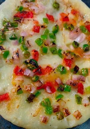 A picture of Uttapam made of rava / sooji.