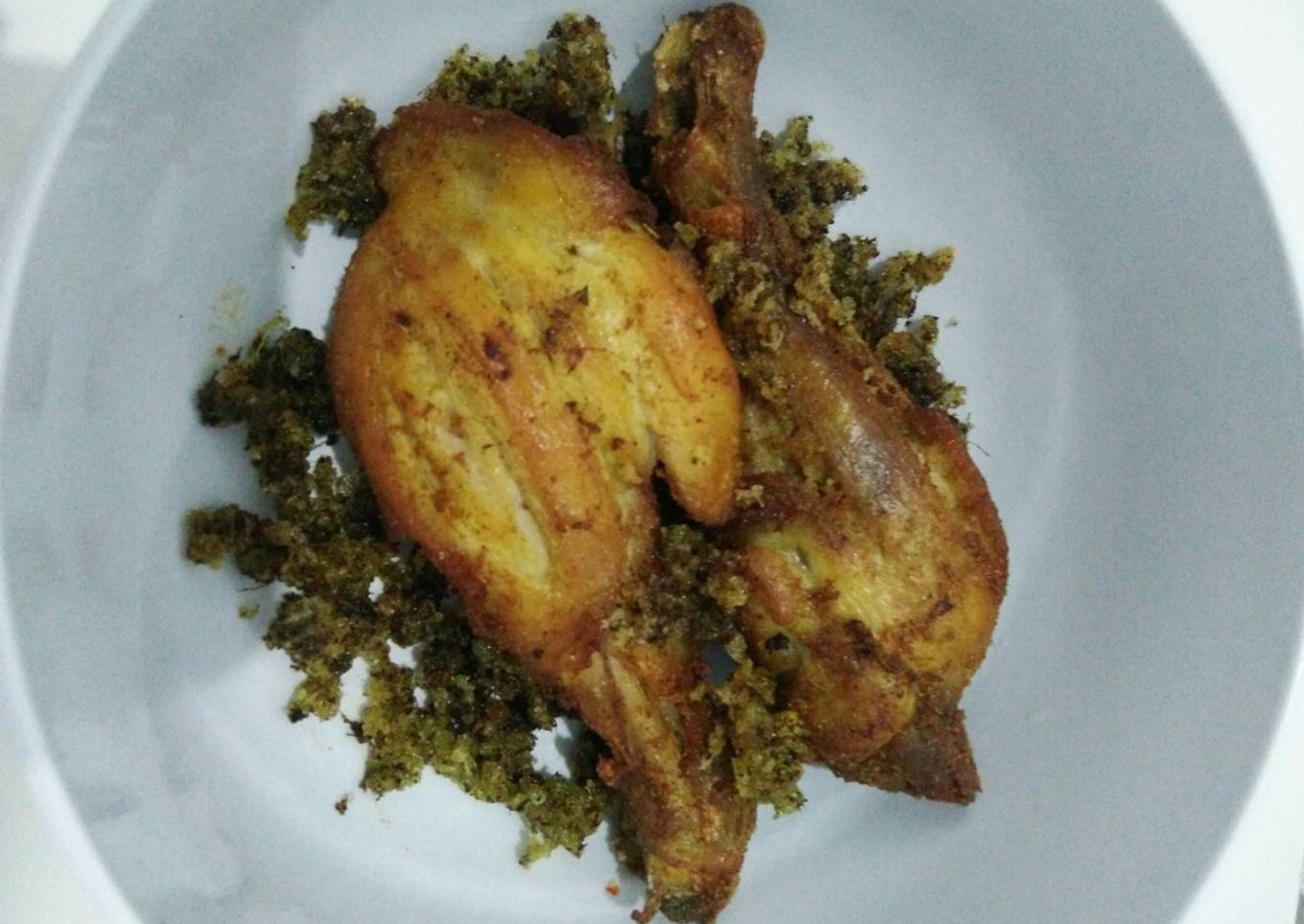 Ayam goreng lengkuas (plus kremesan)