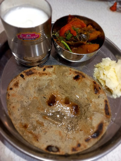 બાજરા ના રોટલા (Bajra Rotla Recipe In Gujarati) રેસીપી મુખ્ય ફોટો