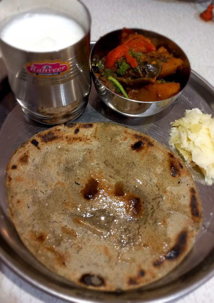 બાજરા ના રોટલા (Bajra Rotla Recipe In Gujarati) રેસીપી મુખ્ય ફોટો