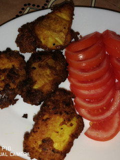 Una foto de “Pla Tod Kamin” (ปลาทอดขมิ้น), pescado frito con cúrcuma