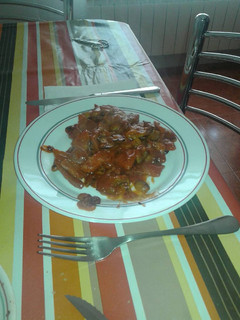 Una foto de Lomo con setas y salsa de tomate