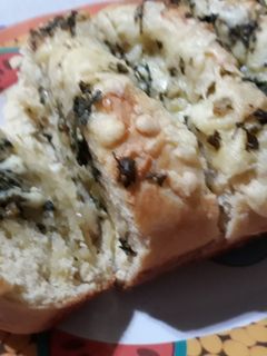 Una foto de Pan relleno con pesto de albahaca y nuez