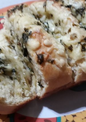 Una foto de Pan relleno con pesto de albahaca y nuez