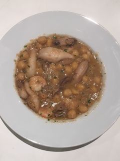 Una foto de Chipirones con garbanzos
