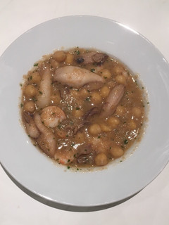 Una foto de Chipirones con garbanzos