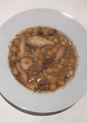 Foto principal de Chipirones con garbanzos