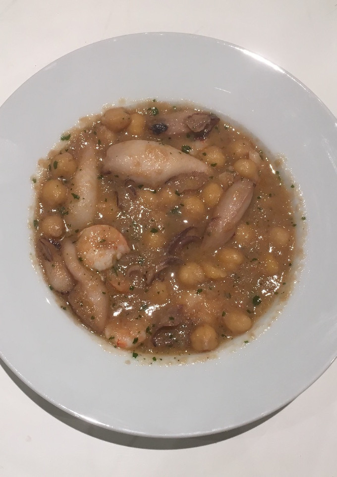 Una foto de Chipirones con garbanzos