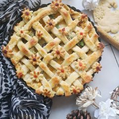 A picture of Chicken Malai pizza pie.