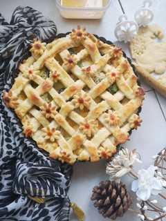 A picture of Chicken Malai pizza pie.