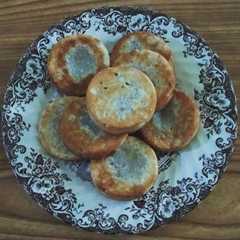 A picture of Wingko babat.