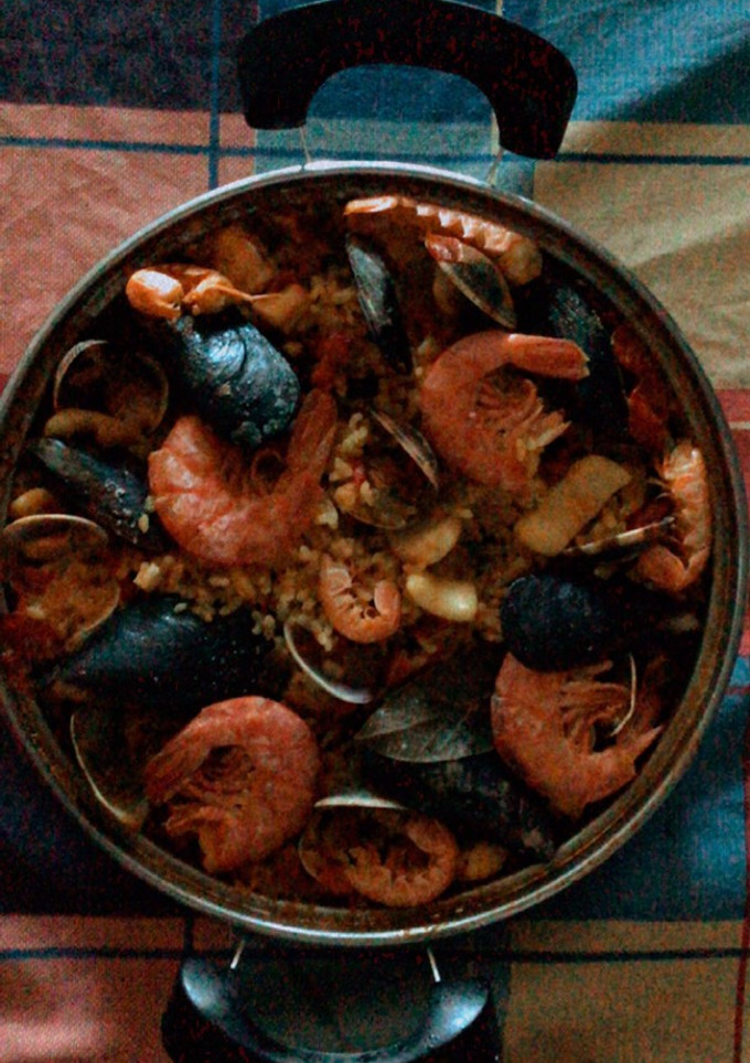 Una foto de “Paella” de marisco o arroz con cosas 🥘