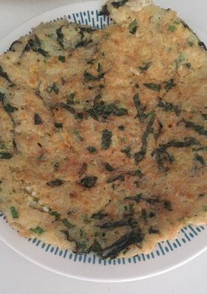 Una foto de Tortilla de arroz, espinacas y huevo