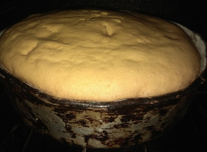 Una foto de Torta de yemas y agua caliente