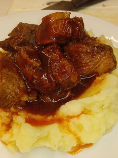 Una foto de Costillitas de cerdo a la barbacoa + puré de papa