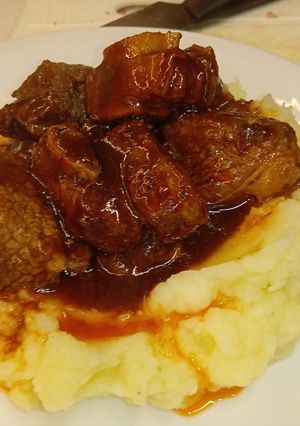 Una foto de Costillitas de cerdo a la barbacoa + puré de papa