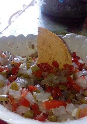 Una foto de Pico de gallo con cueritos estilo mina😁😁